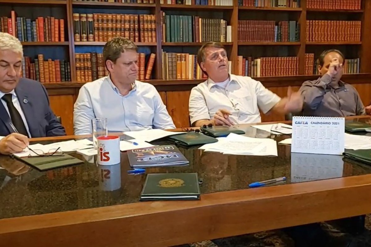"Com todo respeito, tomou uma medida antecipada", diz Bolsonaro sobre decisão do STF sobre vacina 