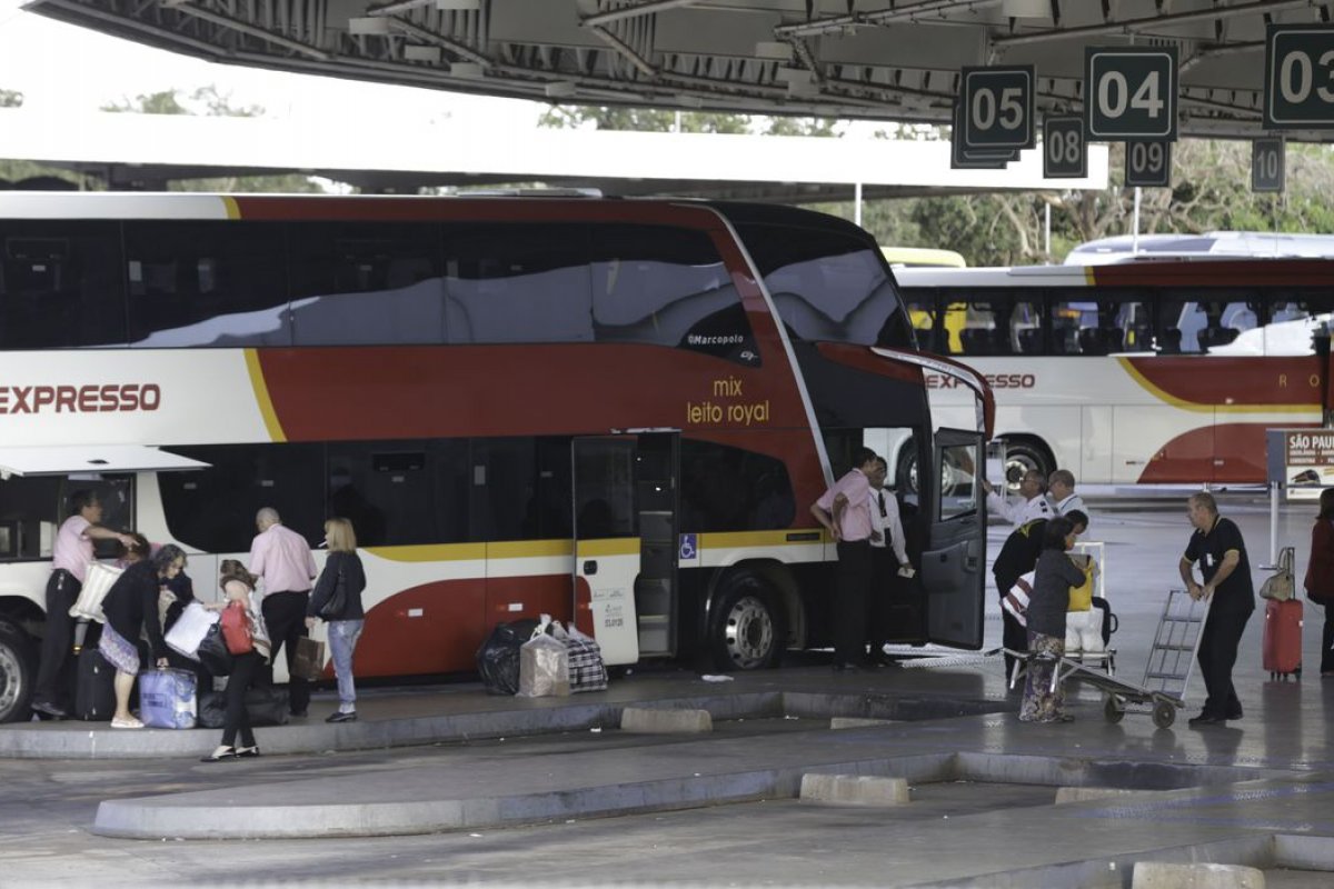 Senadores herdeiros de empresas de ônibus tentam impedir concorrência no setor 