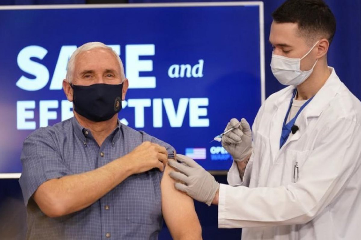Vice-presidente dos EUA, Mike Pence recebe 1ª dose de vacina contra a Covid-19