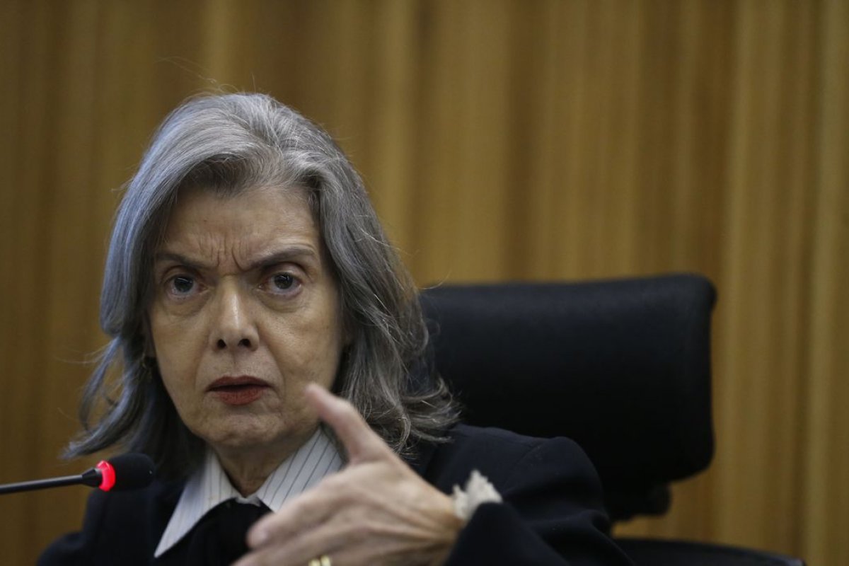 Cármen Lúcia determina que PGR investigue relatórios da Abin para Flávio Bolsonaro