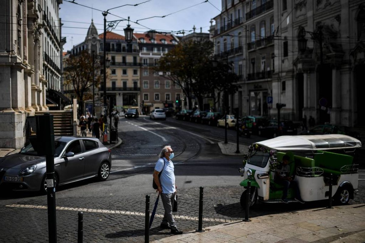 Portugal decreta toque de recolher na noite do Ano Novo para conter avanço da covid-19