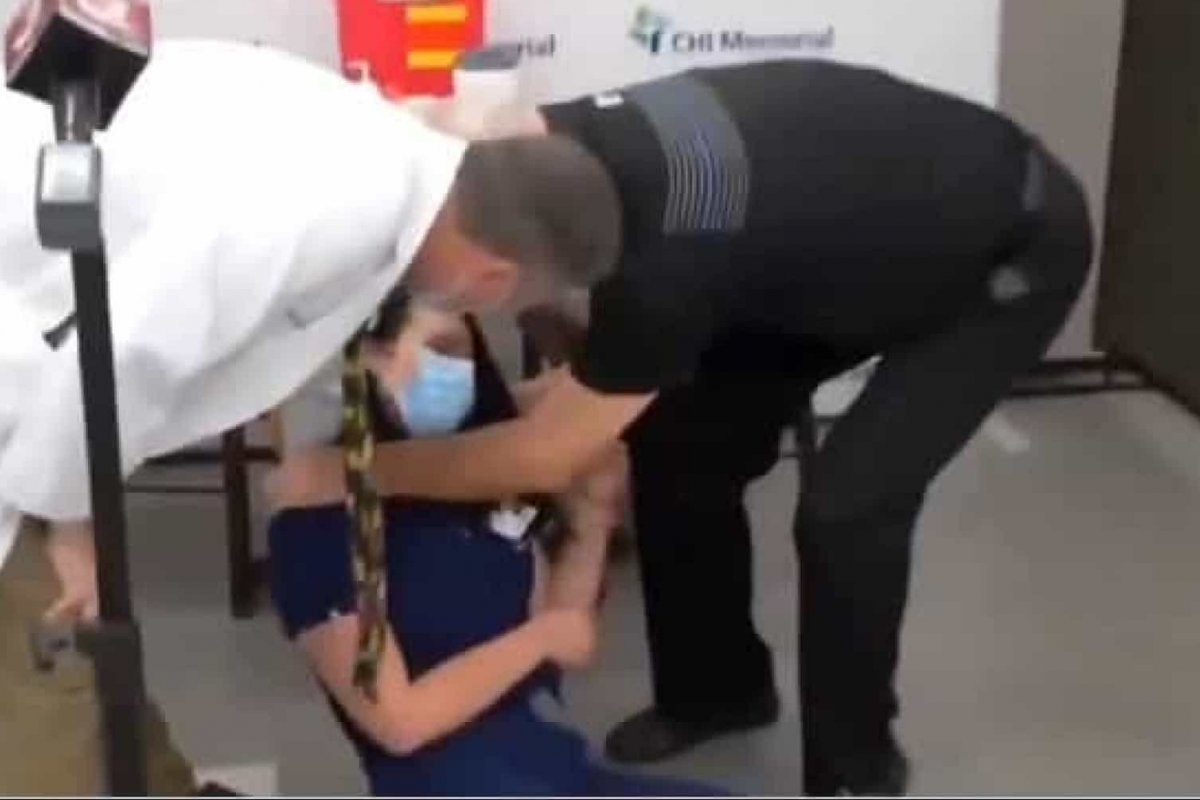 Vídeo: Enfermeira desmaia após tomar vacina da Pfizer contra a covid-19