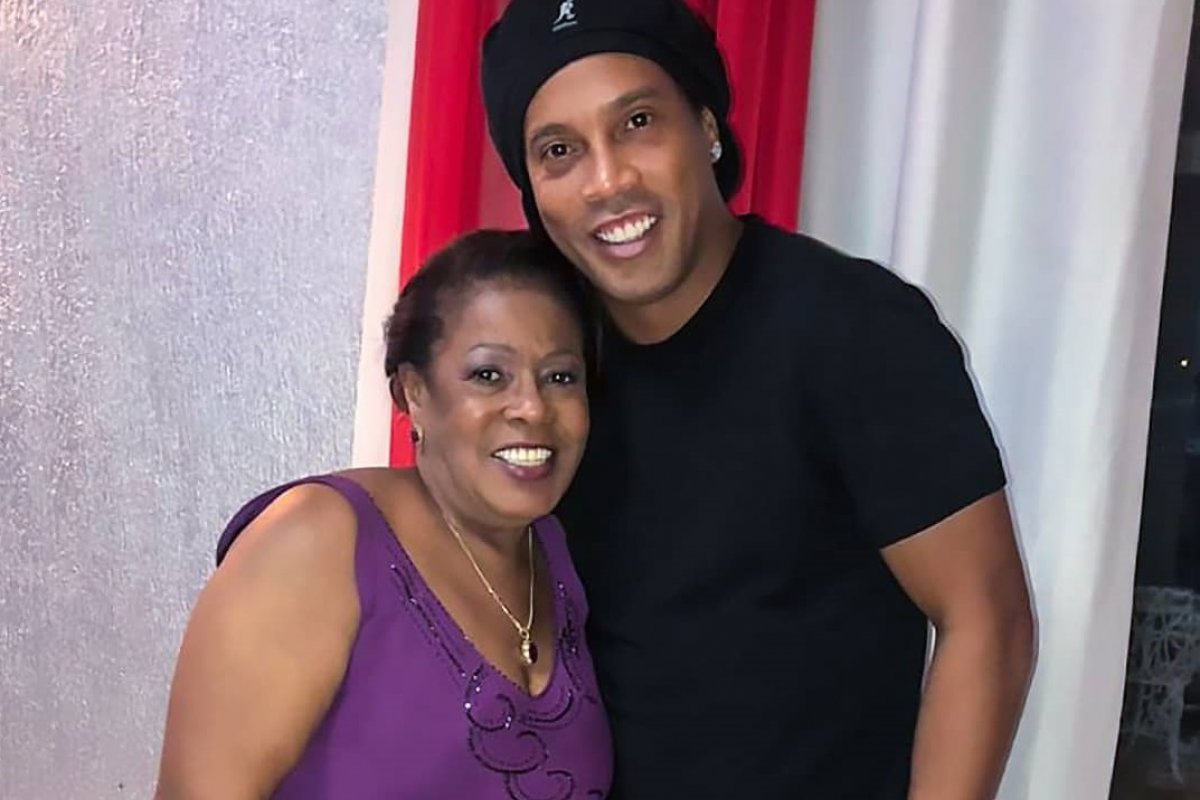 Mãe de Ronaldinho Gaúcho é internada com covid-19