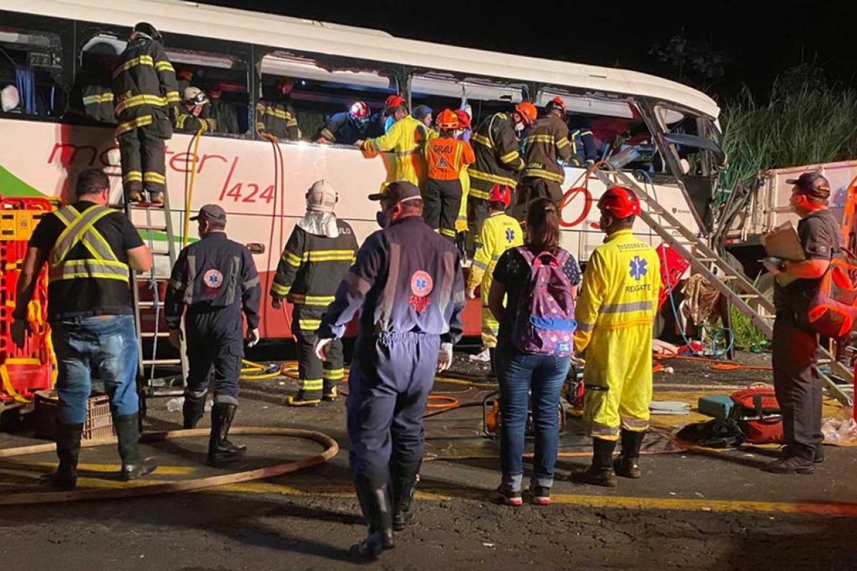 Ônibus colide em caminhão e deixa 7 mortos e 20 feridos no interior de SP