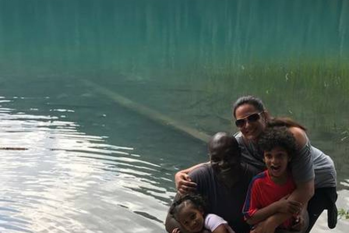 Vivendo no Canadá, Jacaré, ex É o Tchan, posa com a família!