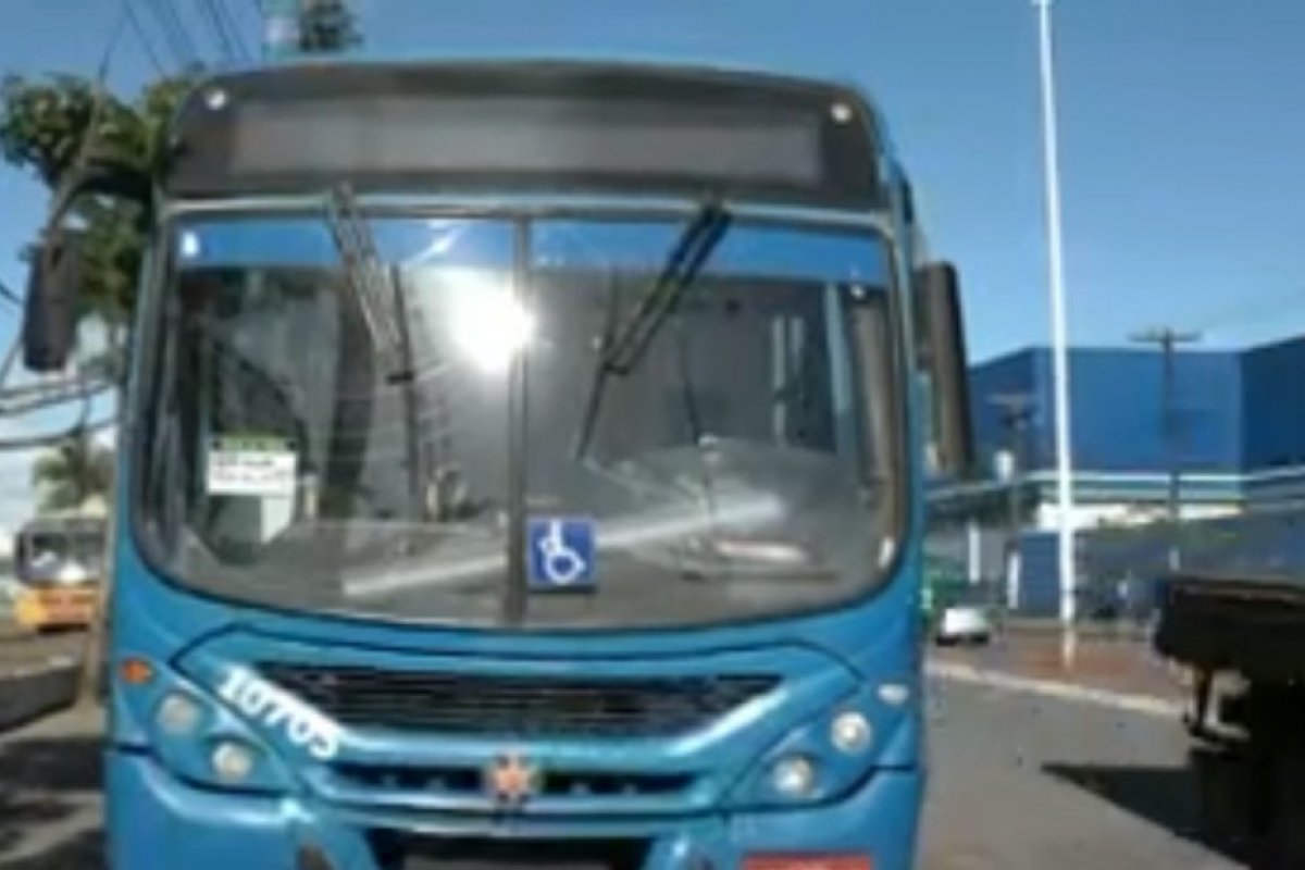 Ônibus é assaltado por três homens armados em Salvador nesta terça-feira (22) 