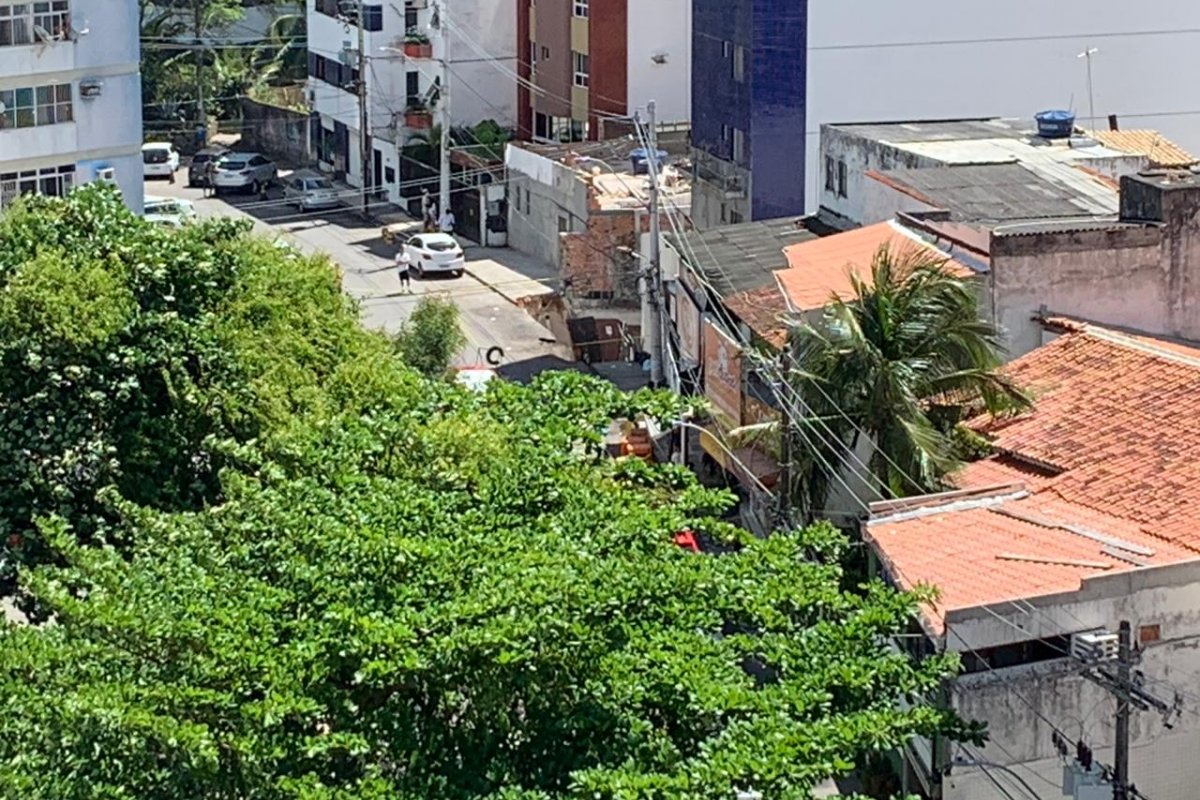 Parte de calçada cede no Parque Júlio Cesar, na Pituba