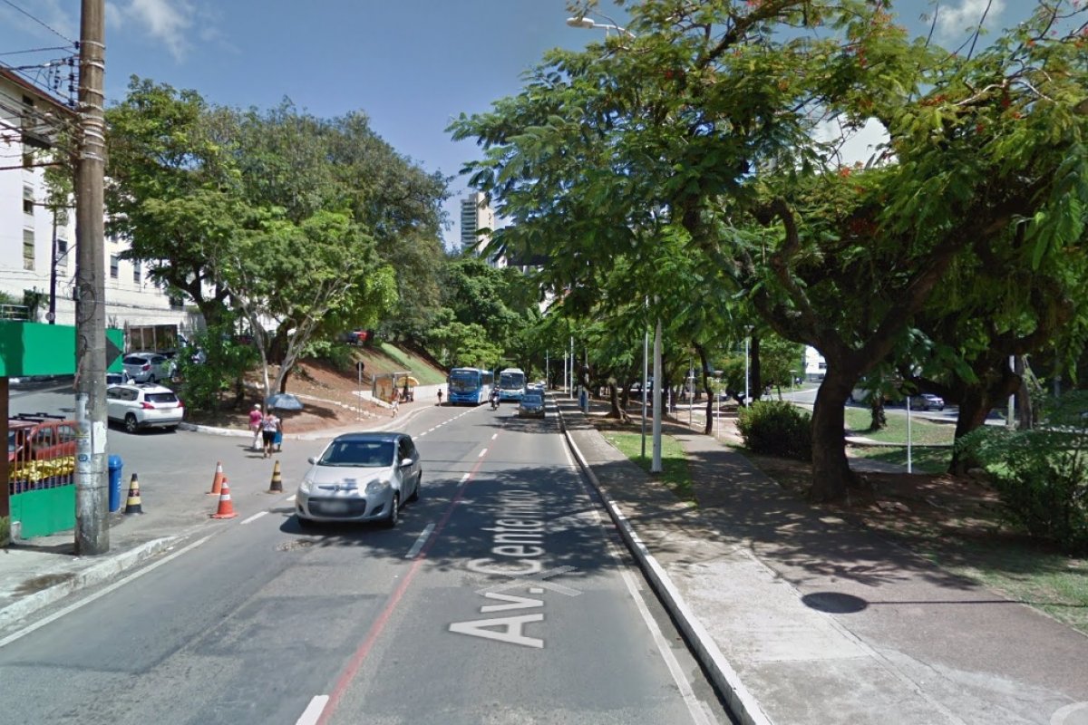 Mulher morre após cair de uma árvore na Av. Centenário, em Salvador
