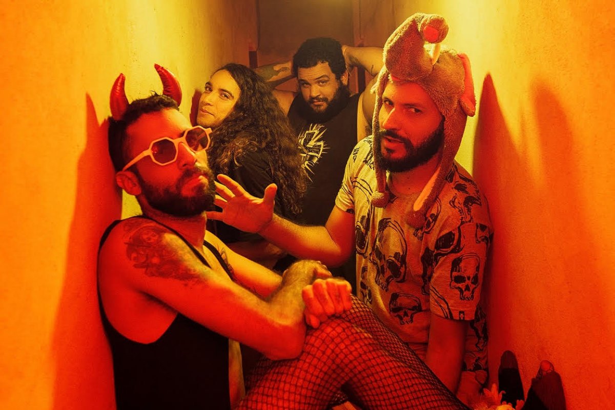  Luiz Caldas participa de clipe da banda baiana Dona Iracema 