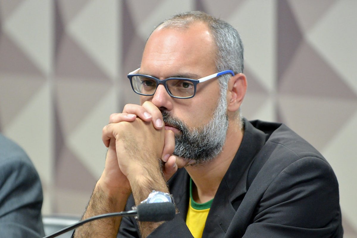 Allan dos Santos afirma que Carlos Bolsonaro é o usuário da conta do presidente no Twitter 