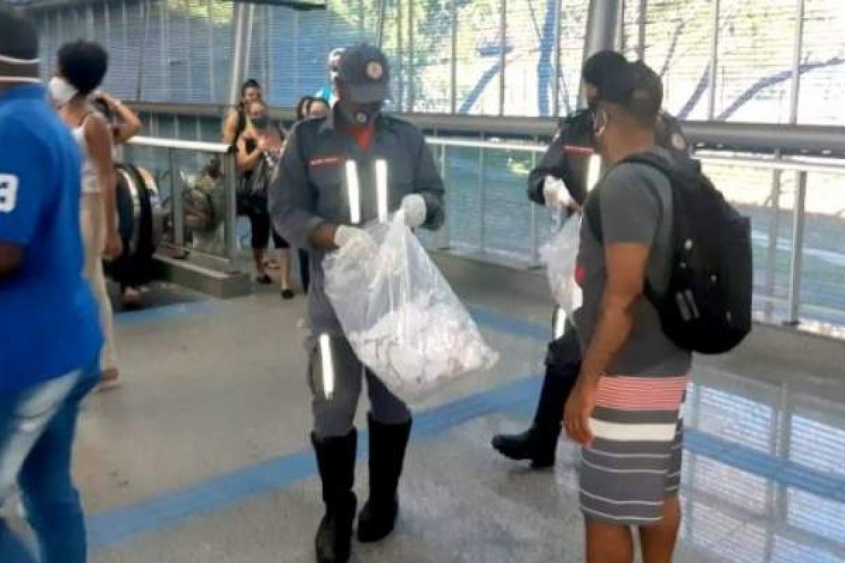 Corpo de Bombeiros distribui 4 mil máscaras nas estações do metrô nessa terça-feira (22)
