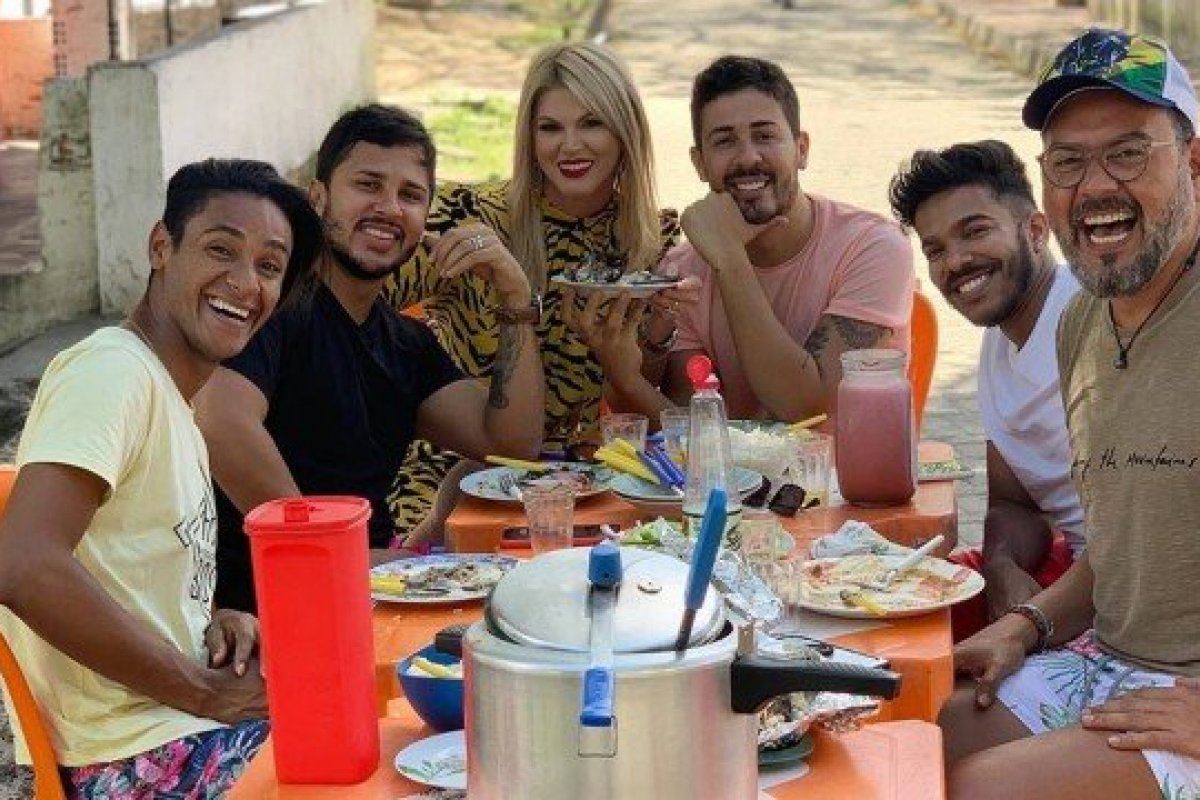 Val Marchiori visita Carlinhos Maia em Alagoas e come cabeça de peixe