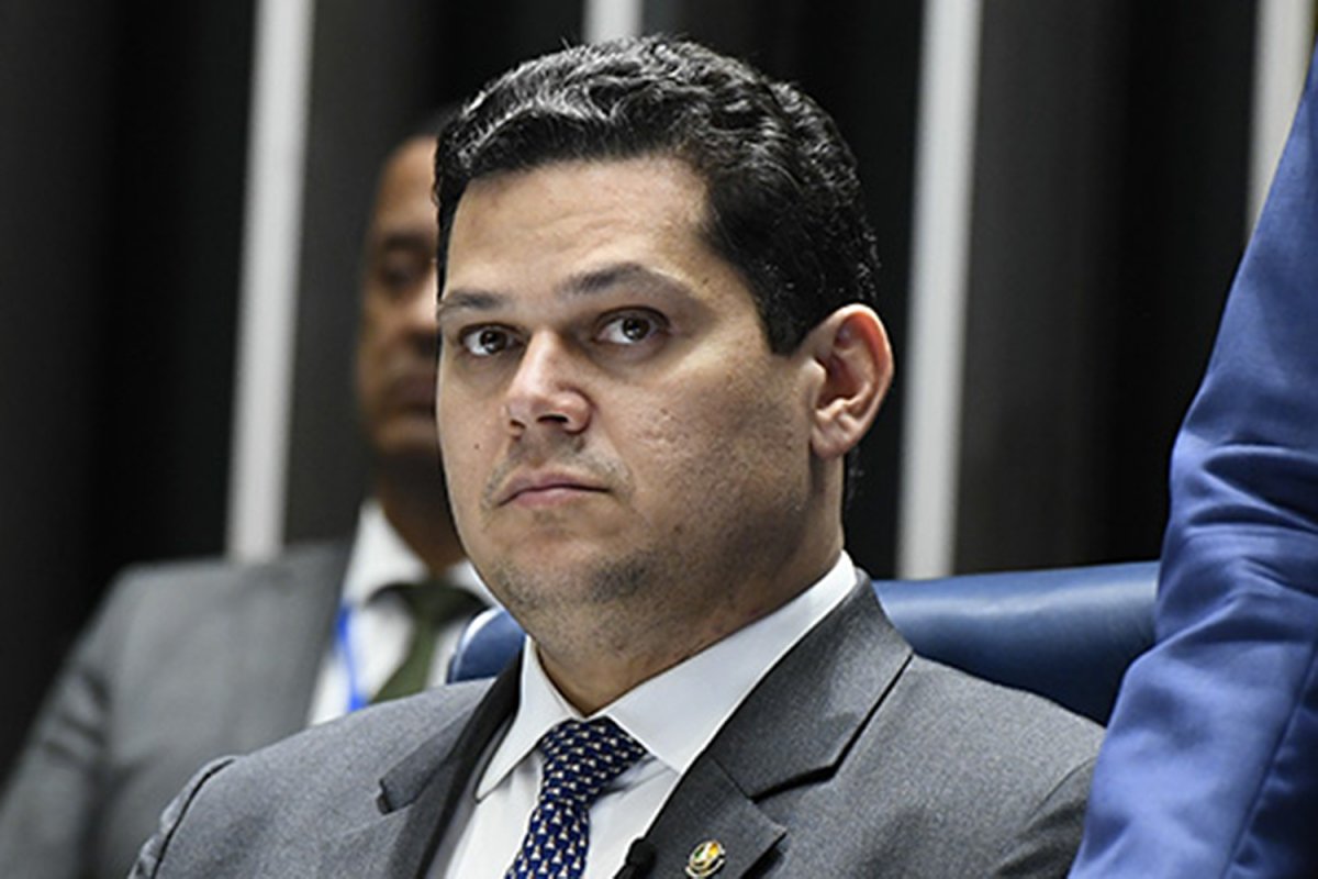 Davi Alcolumbre usou aviões da FAB para fazer campanha em Macapá, diz jornal