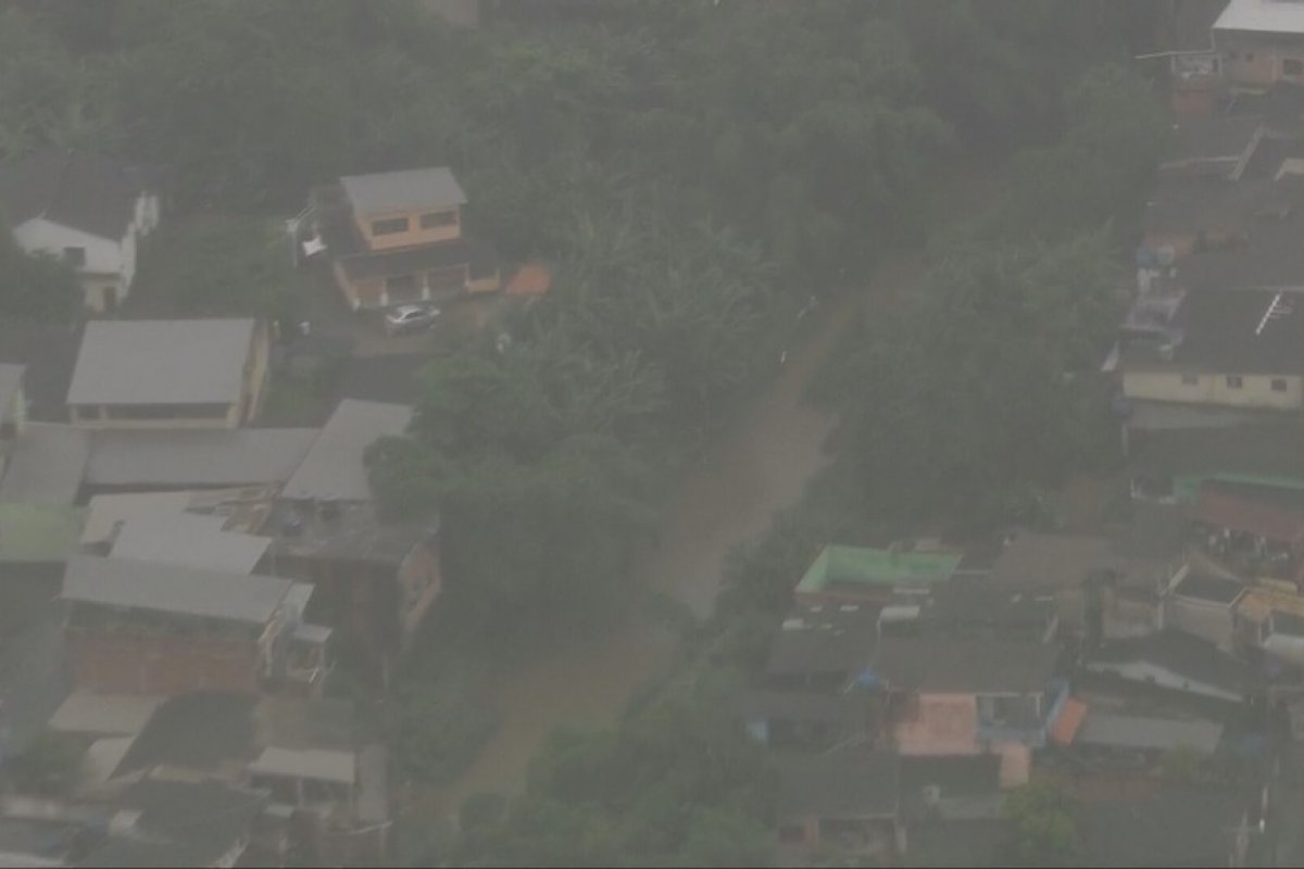 Mais de 100 famílias ficam desalojadas e duas mulheres morrem durante temporal em Duque de Caxias