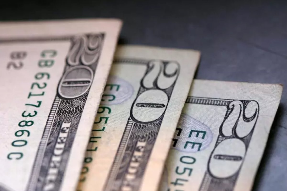 Ibovespa cresce 1%, mas desvaloriza no acumulado da semana; dólar fecha em alta 