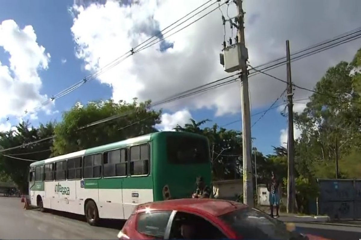 Motociclista morre após bater em ônibus no bairro da Canabrava, em Salvador