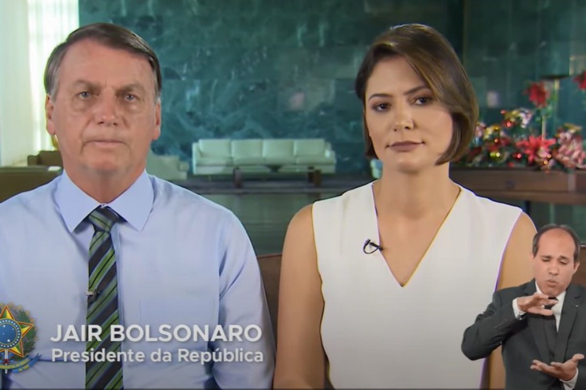 Ao lado da primeira-dama, Bolsonaro manda mensagem de Natal e se solidariza com famílias de vítimas da Covid-19