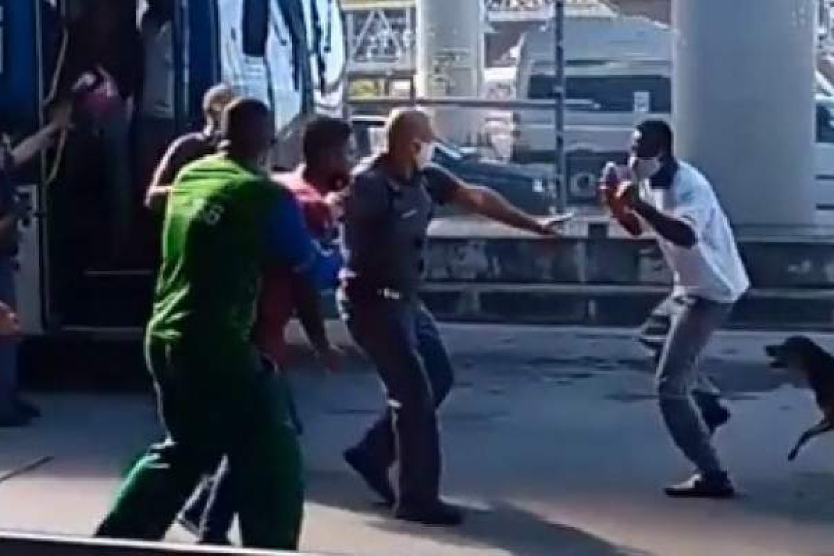 Vídeo: Rodoviário e passageiro trocam agressões na Estação Mussurunga, em Salvador