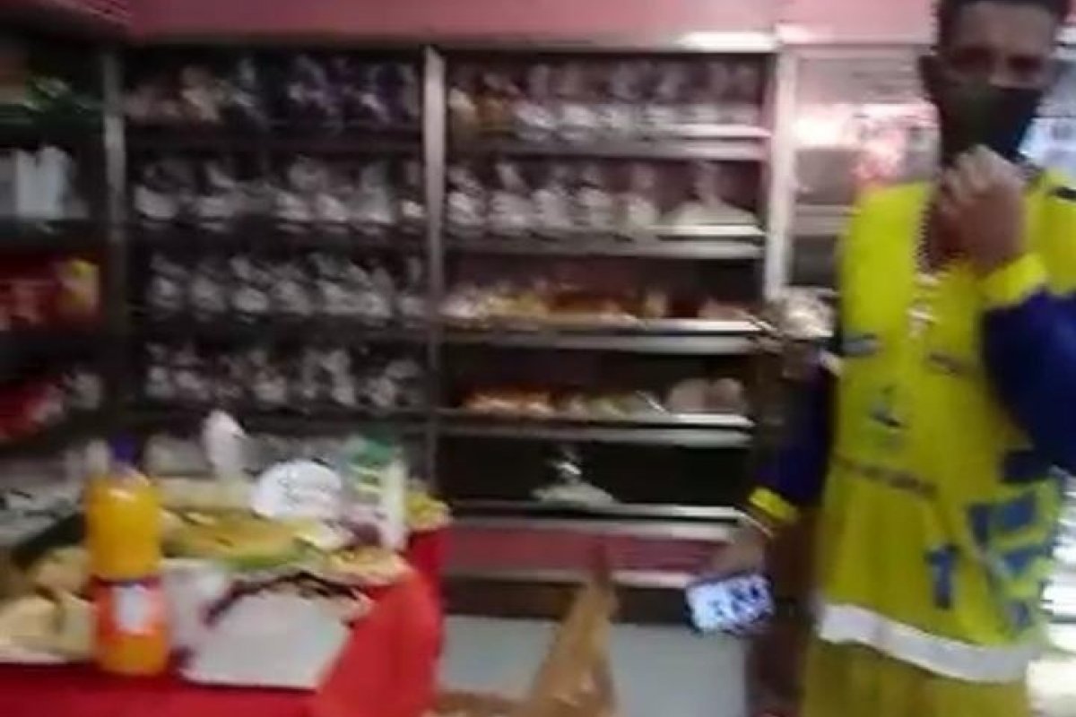 Vídeo: Dono de delicatesse em Salvador oferece café da manhã a coletores de lixo