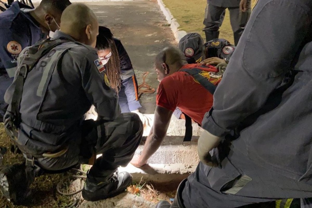 Menino de 8 anos fica preso em bueiro  na Avenida Vasco da Gama, em Salvador