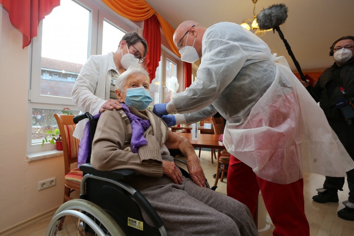 Covid-19: Idosa de 101 anos é 1ª vacinada na Alemanha