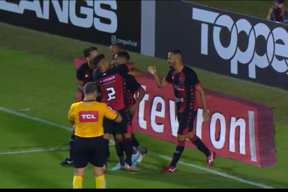 Vitória vence Paraná e sai da zona do rebaixamento