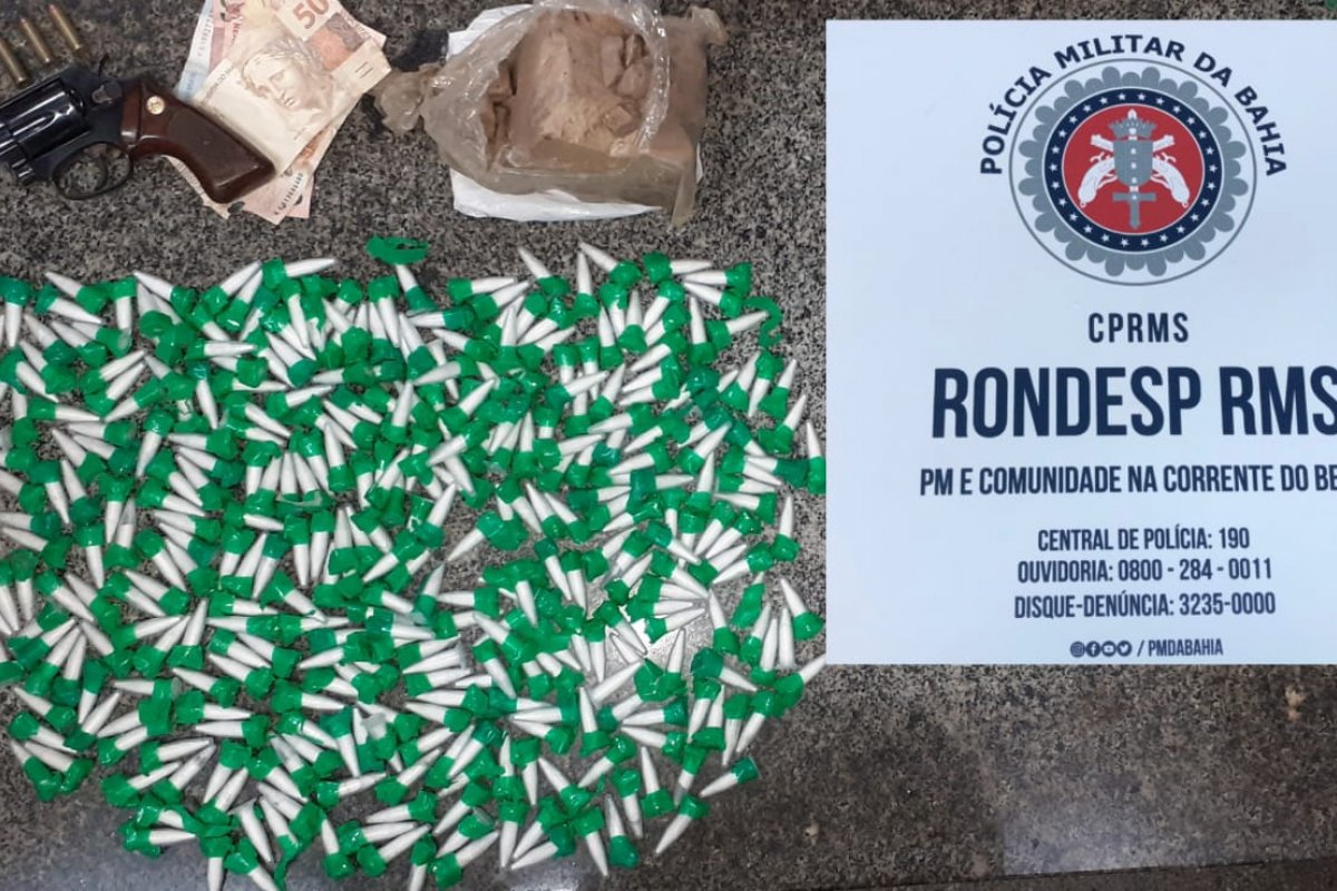 Polícia prende três suspeitos e mais de 600 pinos de cocaína em Simões Filho