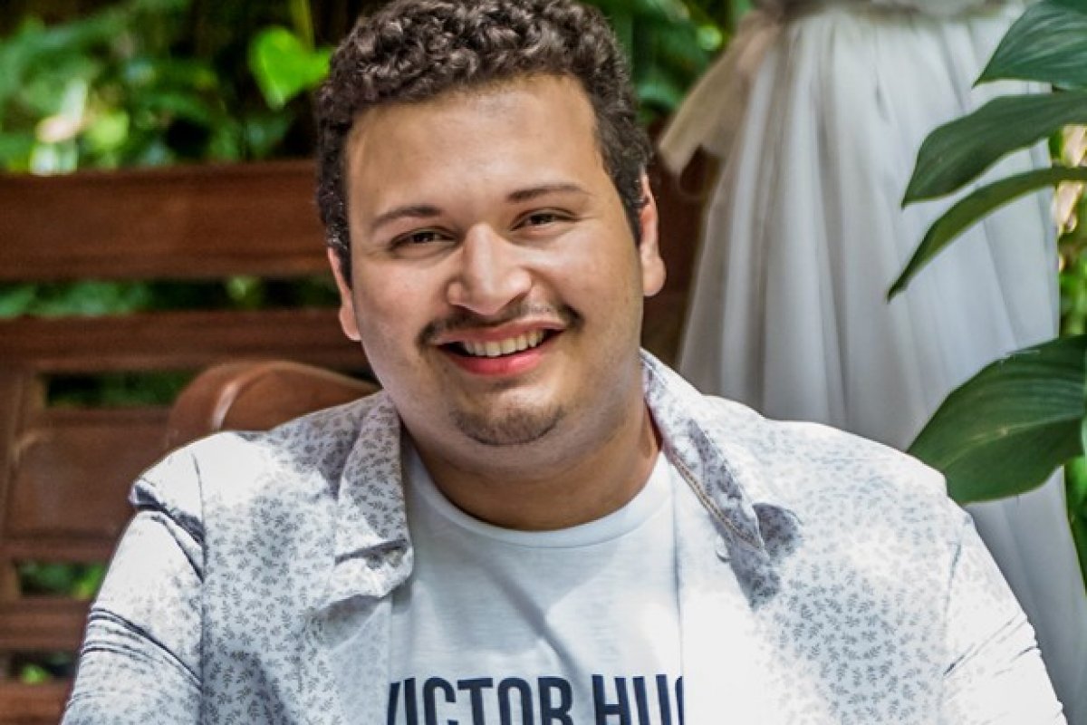 Ex-BBB Victor Hugo se pronuncia após ser barrado em vôo por causa da Covid-19 