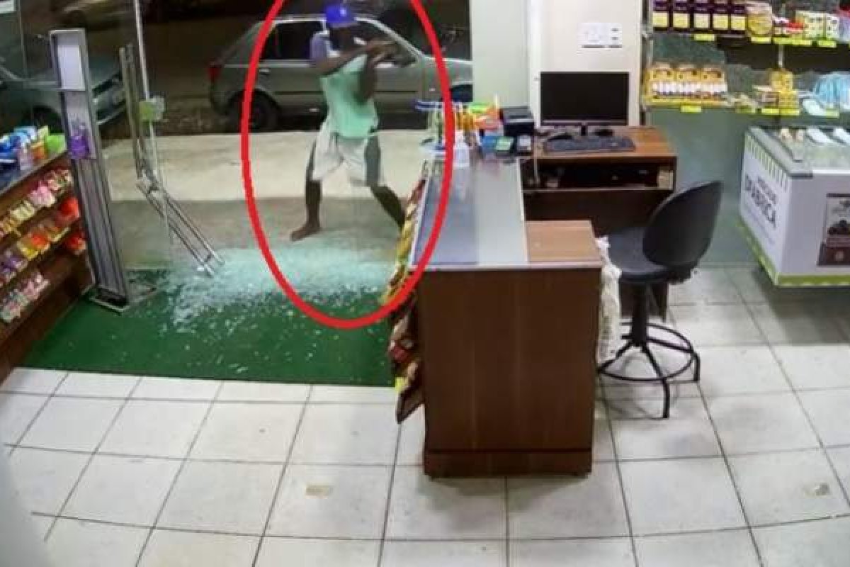 Vídeo: Homem destrói vitrine de loja no sul da Bahia