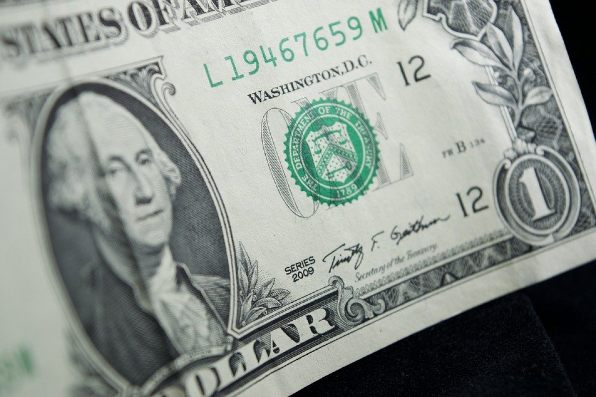 Dólar cai após sanção de Trump a pacote de US$ 900 bilhões