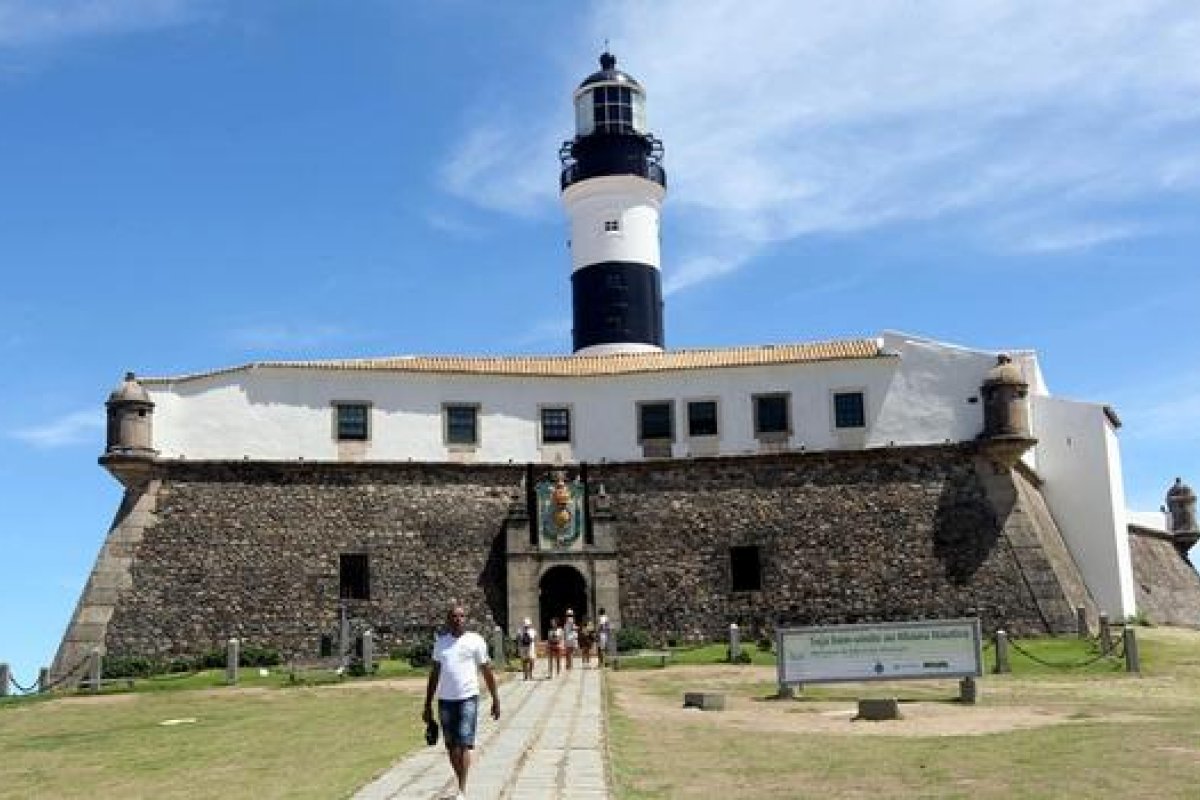 Homem é atingido com pedra na cabeça após briga na orla de Salvador