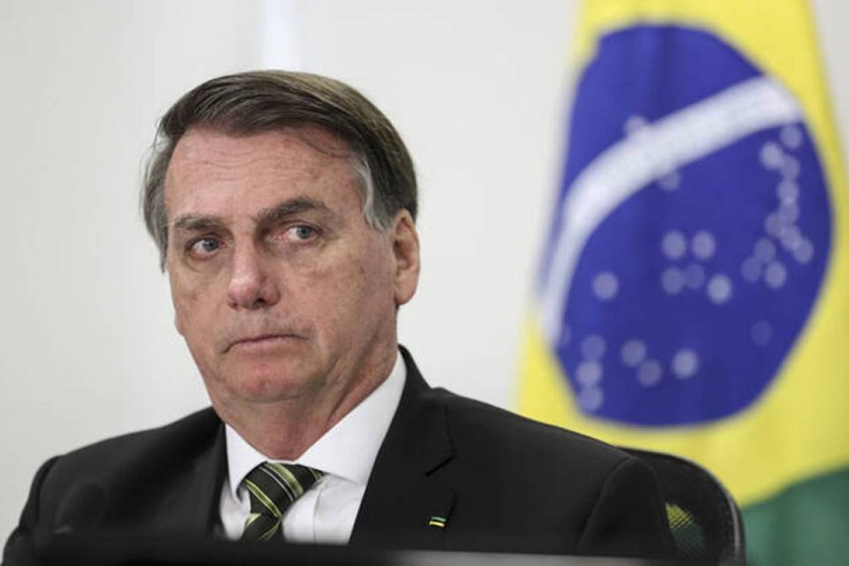 Em conversa com apoiadores, Bolsonaro questiona se pessoas já infectadas pela Covid-19 devem tomar a vacina