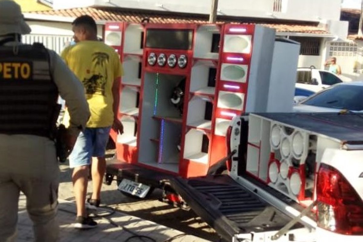 Polícia encerra festas irregulares com paredão em cidades no interior da Bahia