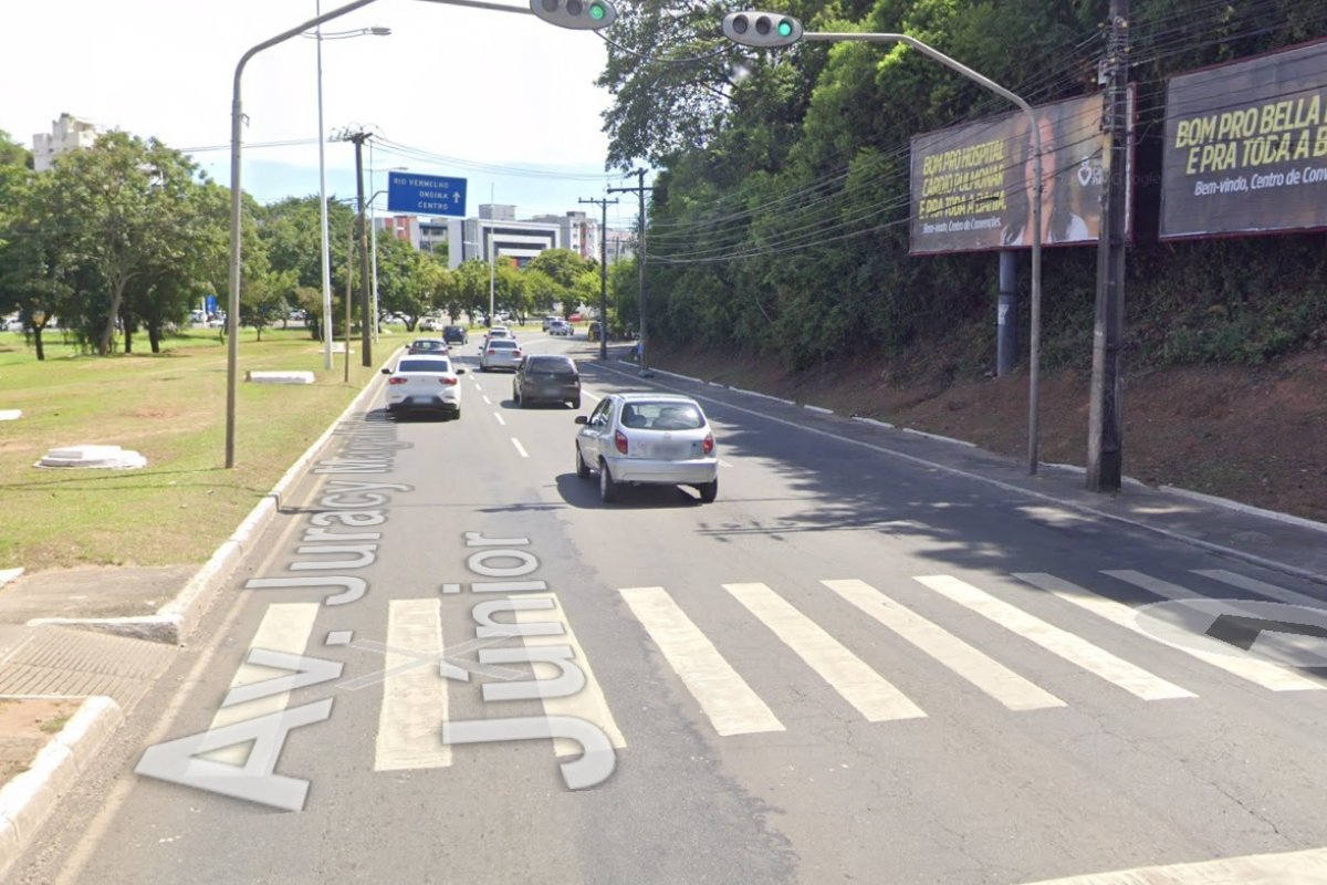 Quatro veículos colidem em trecho da Av. Juracy Magalhães, em Salvador 