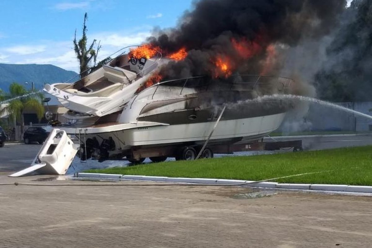 Explosão em  lancha causa incêndio e deixa três feridos em marina de Bertioga, em São Paulo 