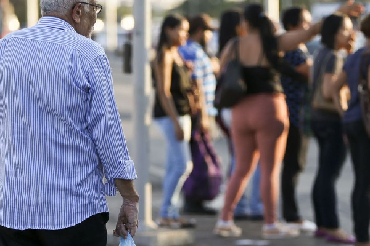 Expectativa de vida dos brasileiros cai durante pandemia da covid-9 