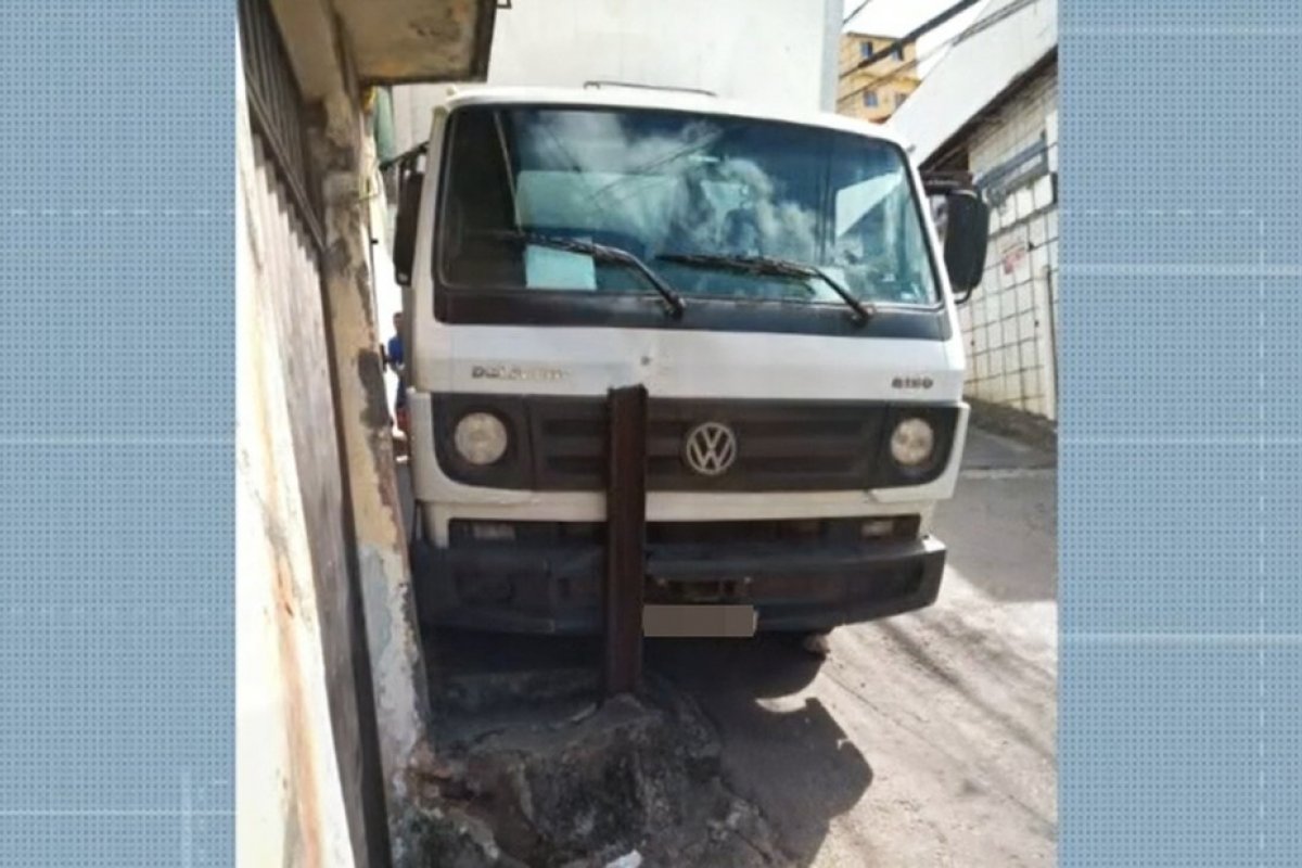 Motorista de caminhão atinge casa em Salvador