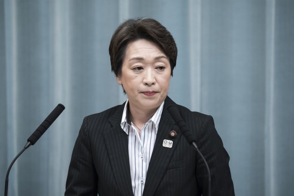 Ministra das Olimpíadas no Japão é criticada após quebrar protocolos da Covid-19