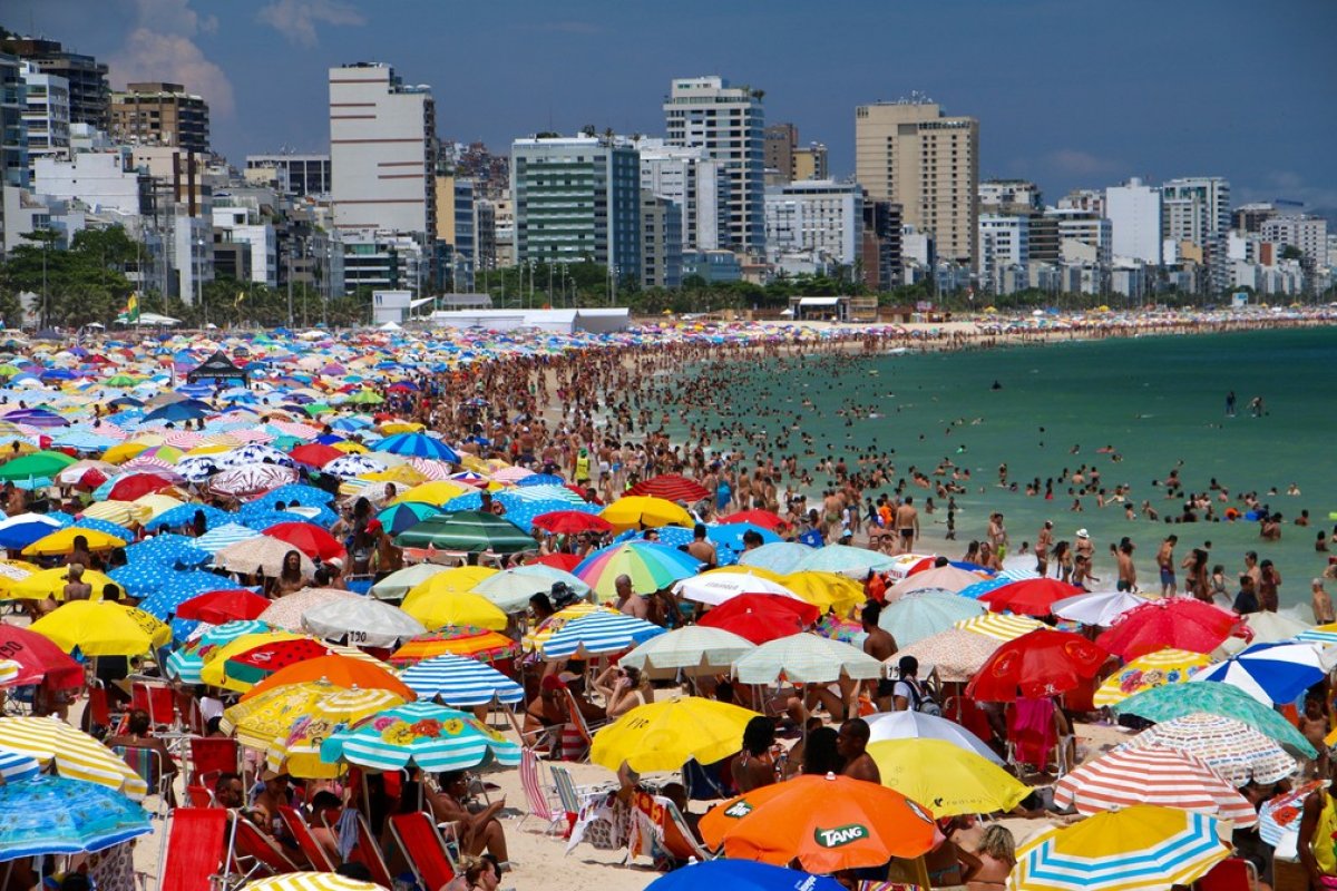Especialistas afirmam que festas e verão devem causar mais impacto nas mortes que início da pandemia