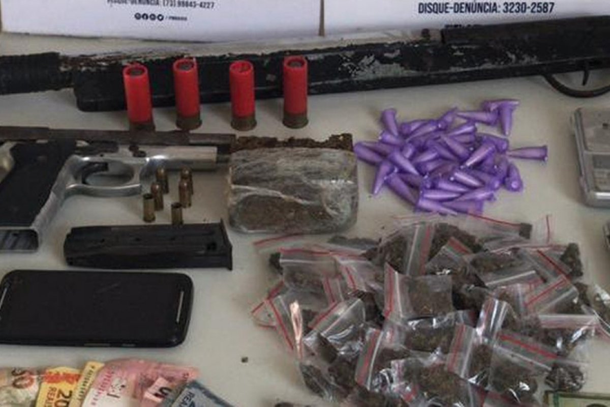 Dois homens suspeitos de tráfico de drogas morrem em troca de tiros com a polícia