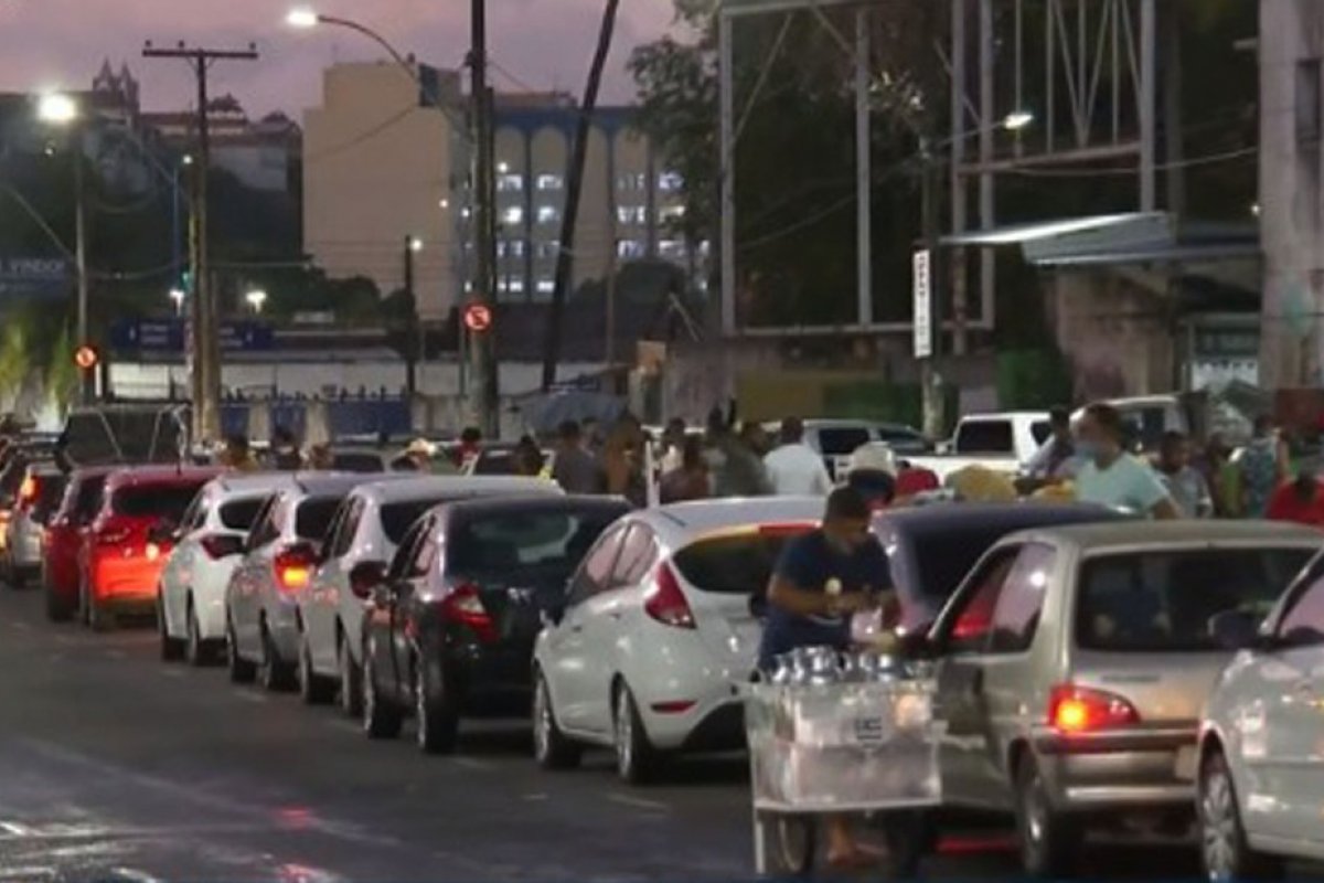Madrugada de quinta-feira (31) em Salvador é marcada por filas para embarque no Ferry-boat 