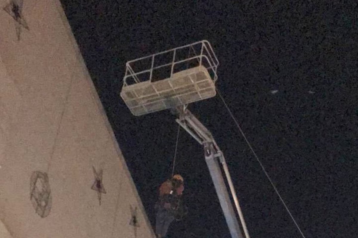 Operários são resgatados após ficarem presos em plataforma elevada em shopping de Salvador