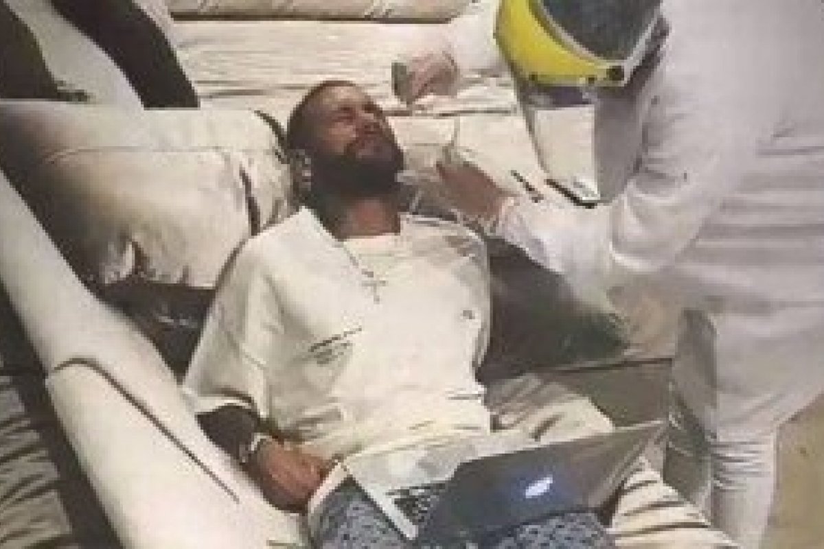 Antes da virada do ano, Neymar posta fazendo teste da Covid-19