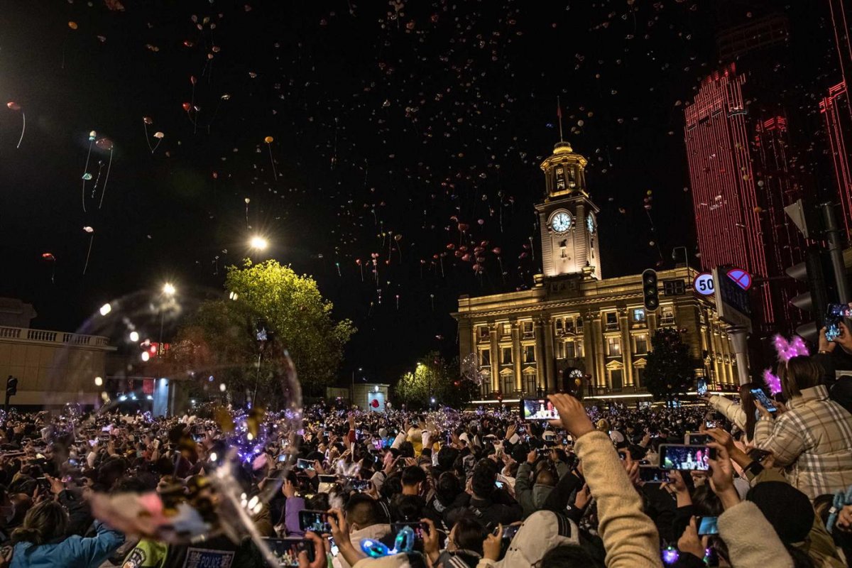 Sem distanciamento, milhares de pessoas em Wuhan celebraram a chegada do Ano Novo