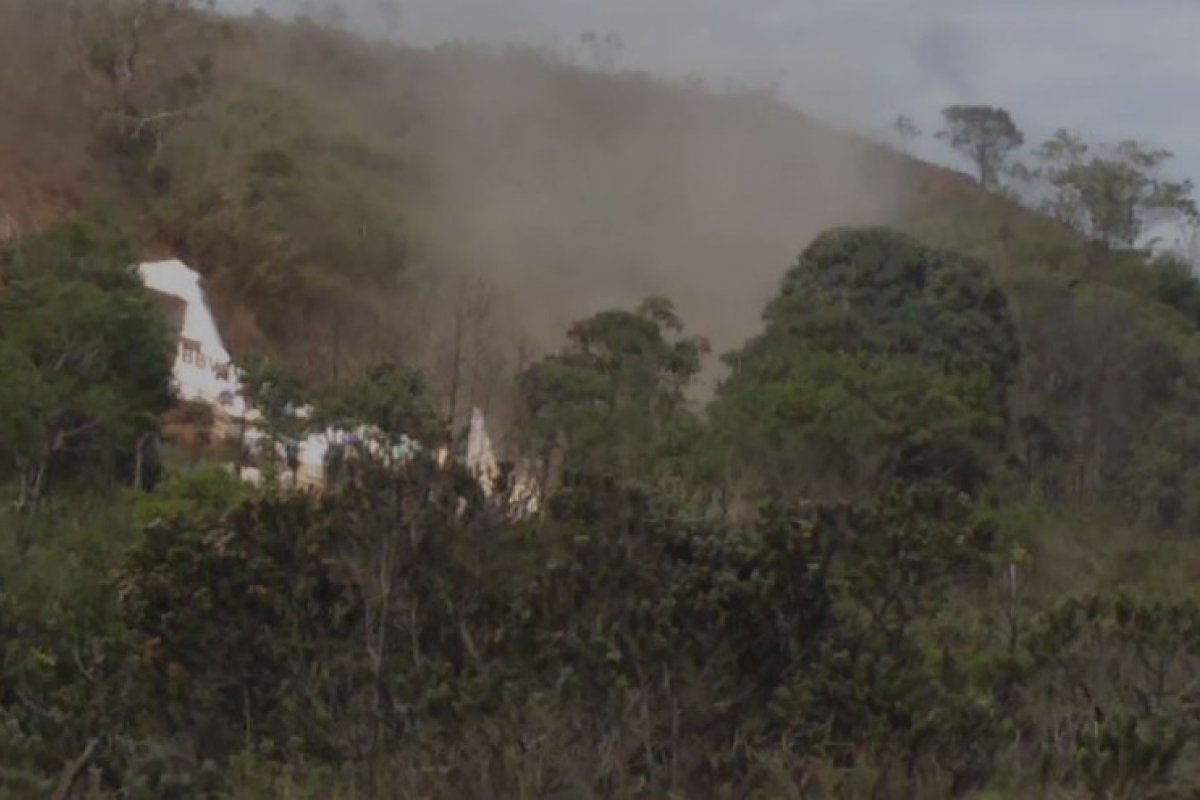 Três pessoas ficam feridas após avião sair da pista no interior de Minas Gerais