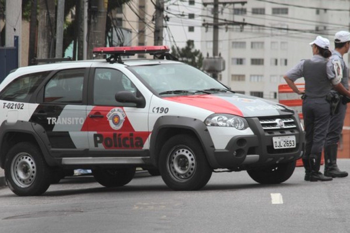 Homem mata mulher a tiros, fere sogros e cunhado e foge