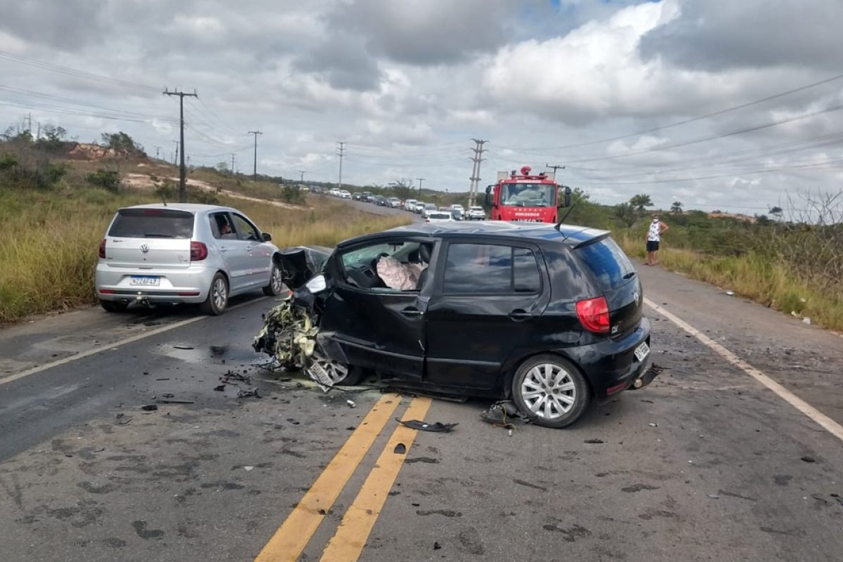 Duas pessoas morrem após colisão entre carros na BA-530; três ficaram feridas