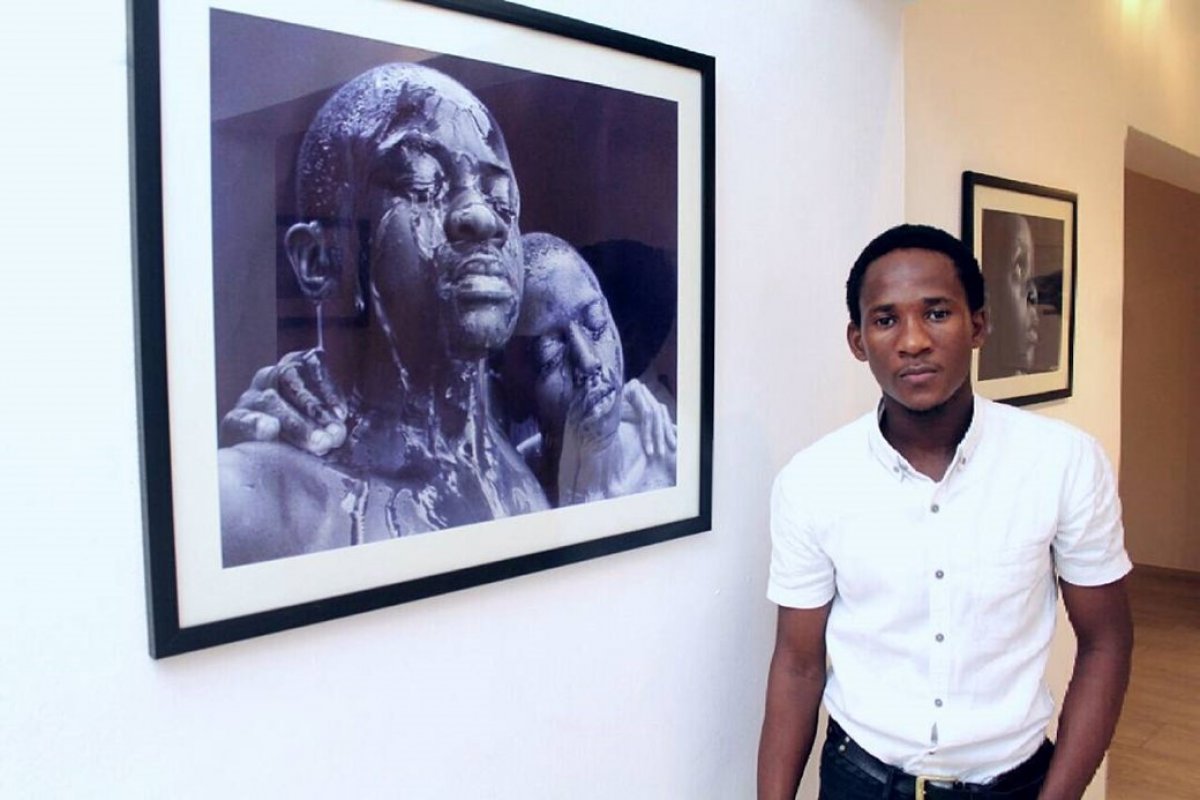 Artista nigeriano faz retratos realistas com caneta esferográficas