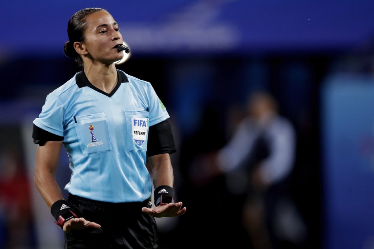 Árbitra brasileira é selecionada para apitar no Mundial de Clubes