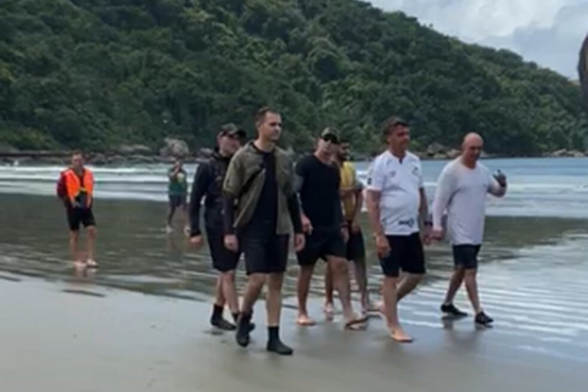 Após folga de fim de ano, Bolsonaro deixa Litoral Sul de São Paulo 